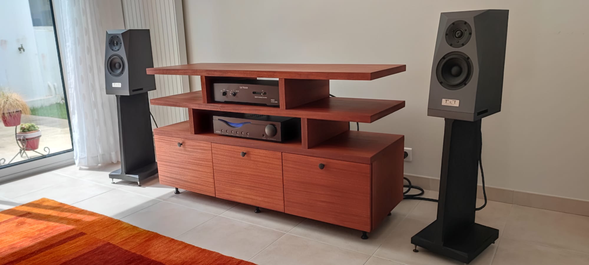 Réalisation d'un meuble HiFi sur mesure en placage Acajou pour des clients de Dinard. par Hugo Pauchard - HP Bois Menuiserie - Saint-Malo