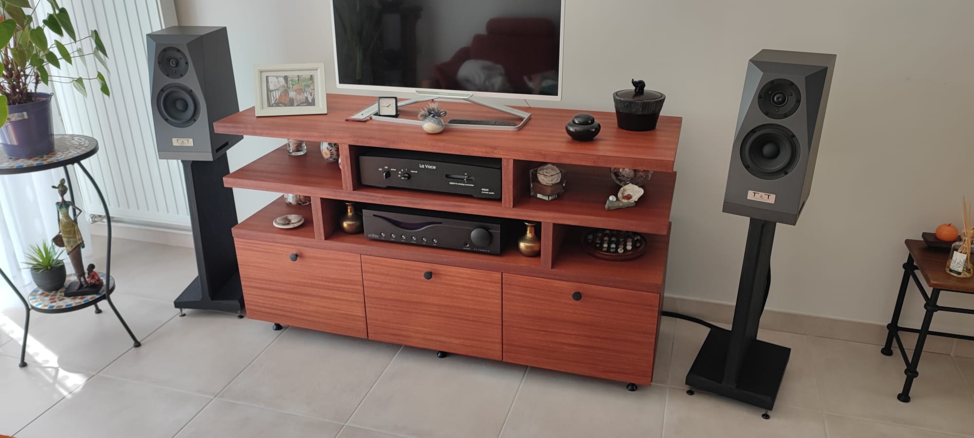 Réalisation d'un meuble HiFi sur mesure en placage Acajou pour des clients de Dinard. par Hugo Pauchard - HP Bois Menuiserie - Saint-Malo