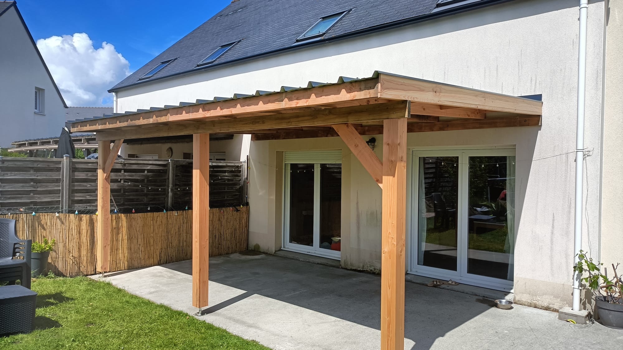 Réalisation d'une pergola en Douglas avec bac acier sur la commune de Saint-Méloir des Ondes. par Hugo Pauchard - HP Bois Menuiserie - Saint-Malo