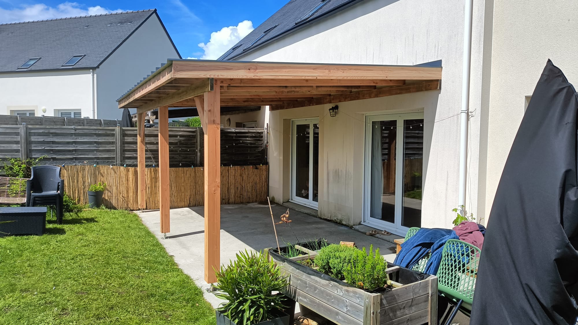 Réalisation d'une pergola en Douglas avec bac acier sur la commune de Saint-Méloir des Ondes. par Hugo Pauchard - HP Bois Menuiserie - Saint-Malo