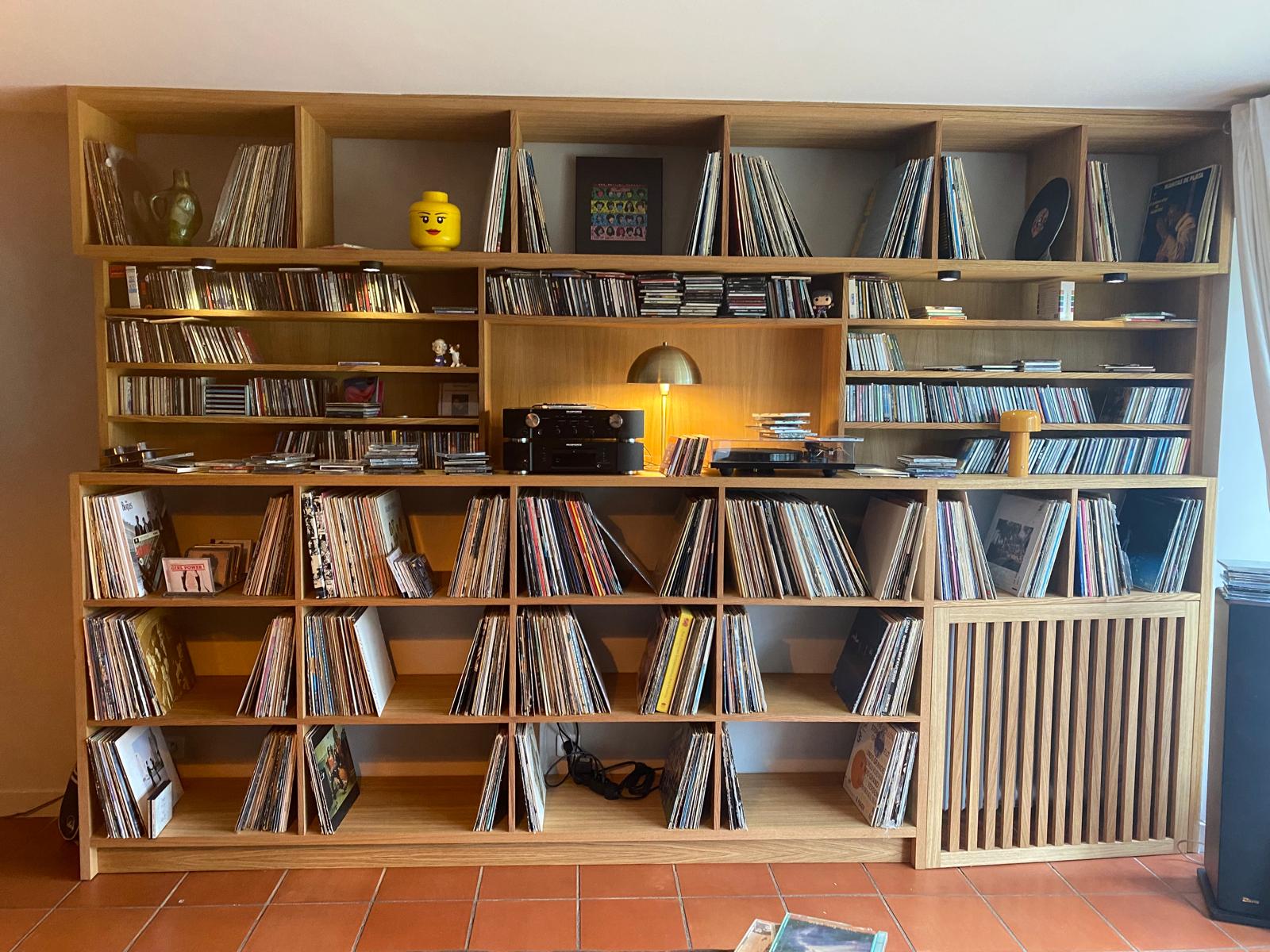 Réalisation sur mesure d'un meuble pour chaîne HiFi, vinyles et CD, en placage chêne, à la Gouesnière par Hugo Pauchard - HP Bois Menuiserie - Saint-Malo