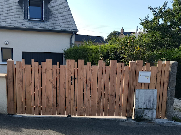 Réalisation pour un particulier sur Saint-Malo d'un portail sur mesure en Douglas. par Hugo Pauchard - HP Bois Menuiserie - Saint-Malo