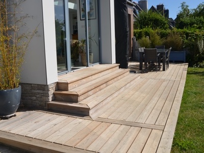 Réalisation d'une terrasse en bois à Saint-Malo. par Hugo Pauchard - HP Bois Menuiserie - Saint-Malo