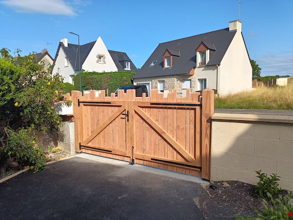 Réalisation pour un particulier sur Saint-Malo d'un portail sur mesure en Douglas. par Hugo Pauchard - HP Bois Menuiserie - Saint-Malo