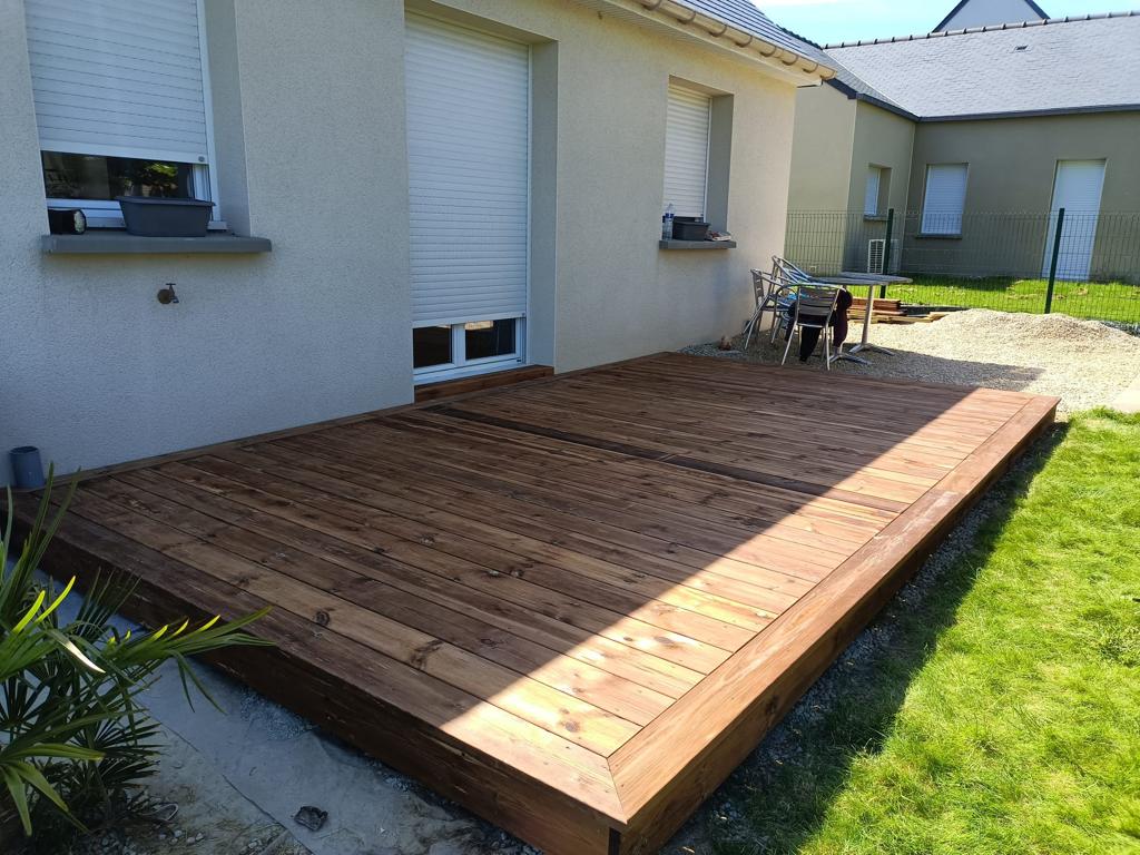 A La Ville-es-Nonais, Réalisation d'une terrasse sur mesure par Hugo Pauchard - HP Bois Menuiserie - Saint-Malo