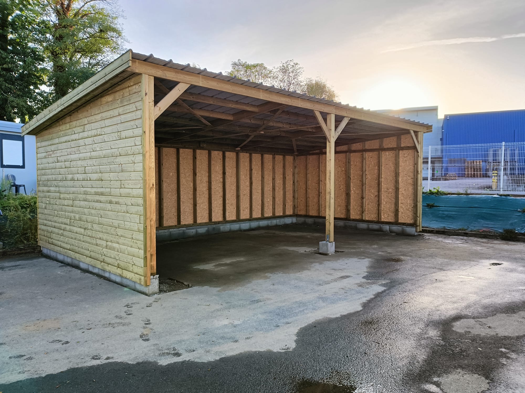 Réalisation d’un carport de 60m² pour une entreprise de Saint-Malo. par Hugo Pauchard - HP Bois Menuiserie - Saint-Malo