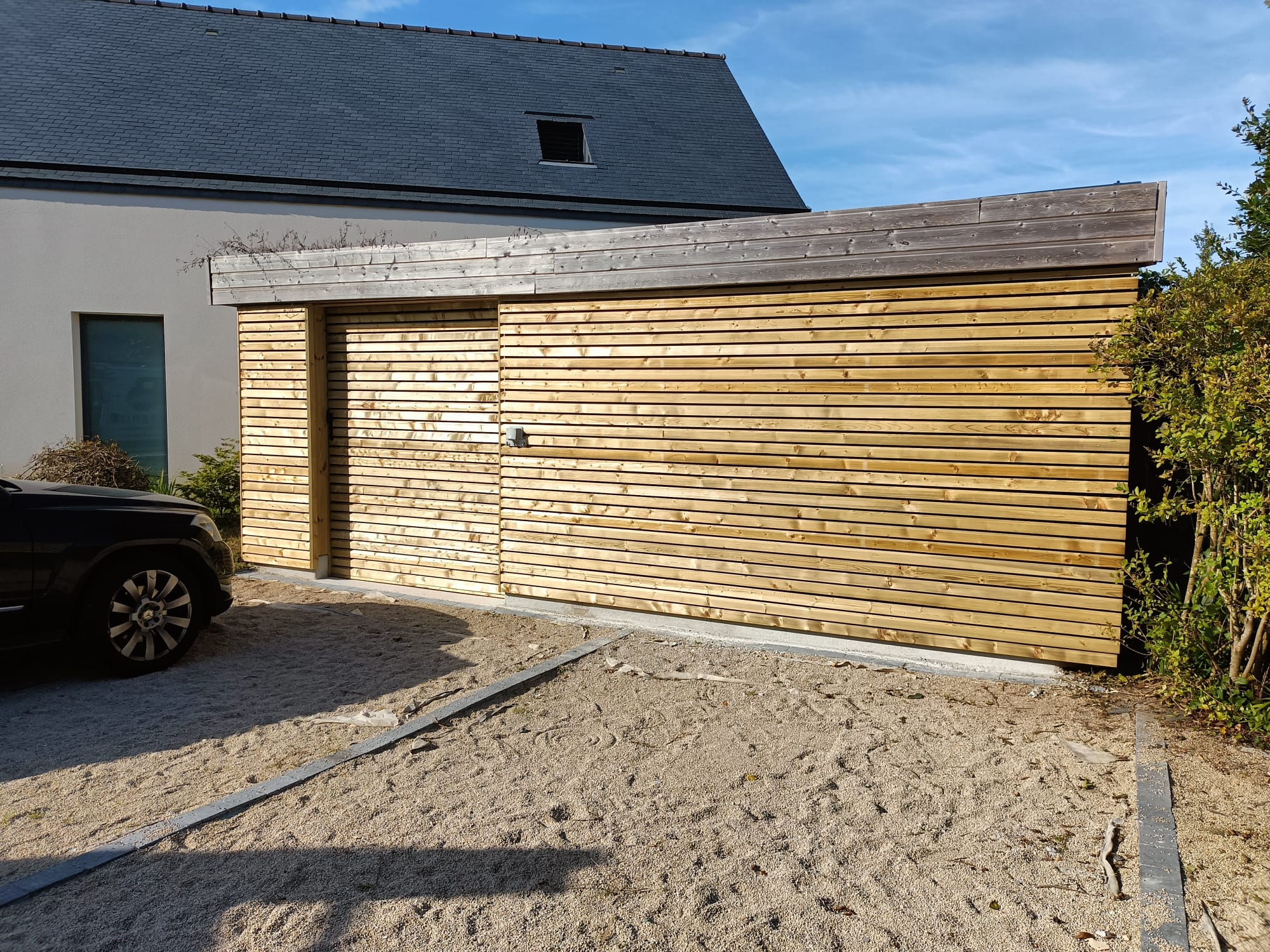 Réalisation d'un bardage sur un carport à Saint-Malo. par Hugo Pauchard - HP Bois Menuiserie - Saint-Malo