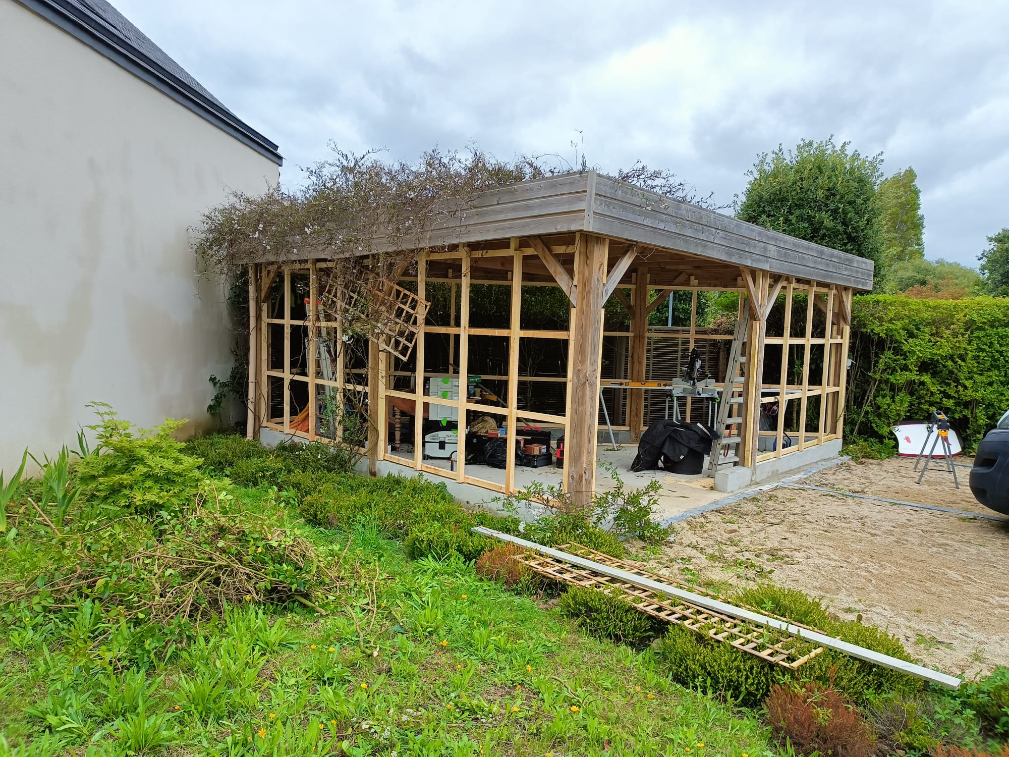 Réalisation d'un bardage sur un carport à Saint-Malo. par Hugo Pauchard - HP Bois Menuiserie - Saint-Malo