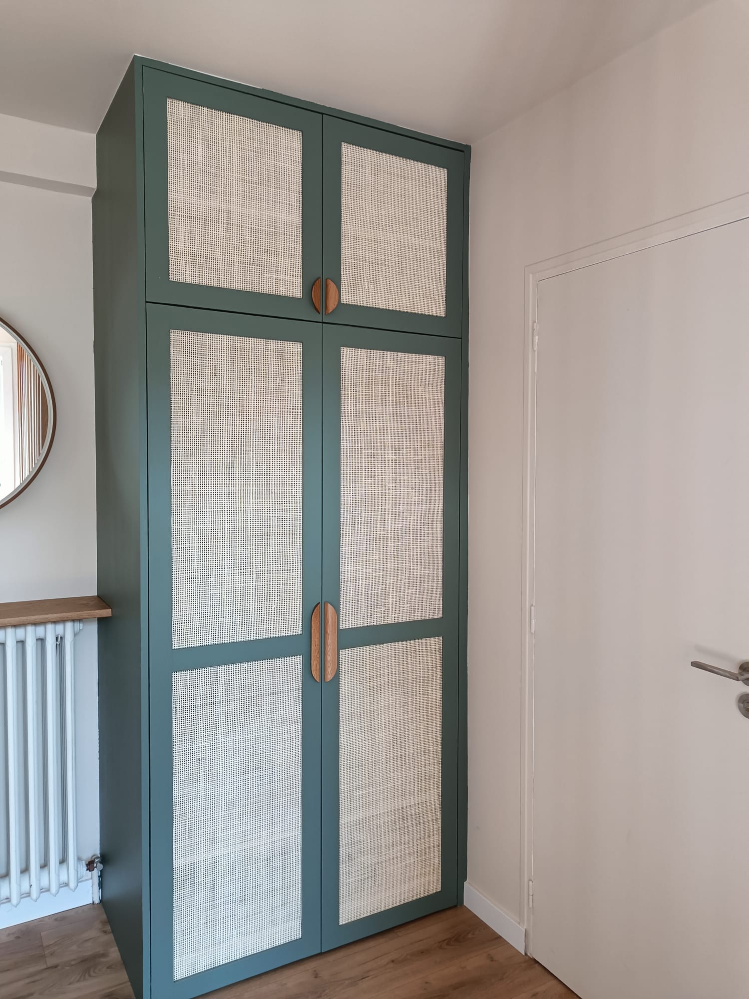 Penderie d'entrée : portes en hêtre peintes avec cannage naturel. Poignées et tablette sur radiateur en chêne par Hugo Pauchard - HP Bois Menuiserie - Saint-Malo