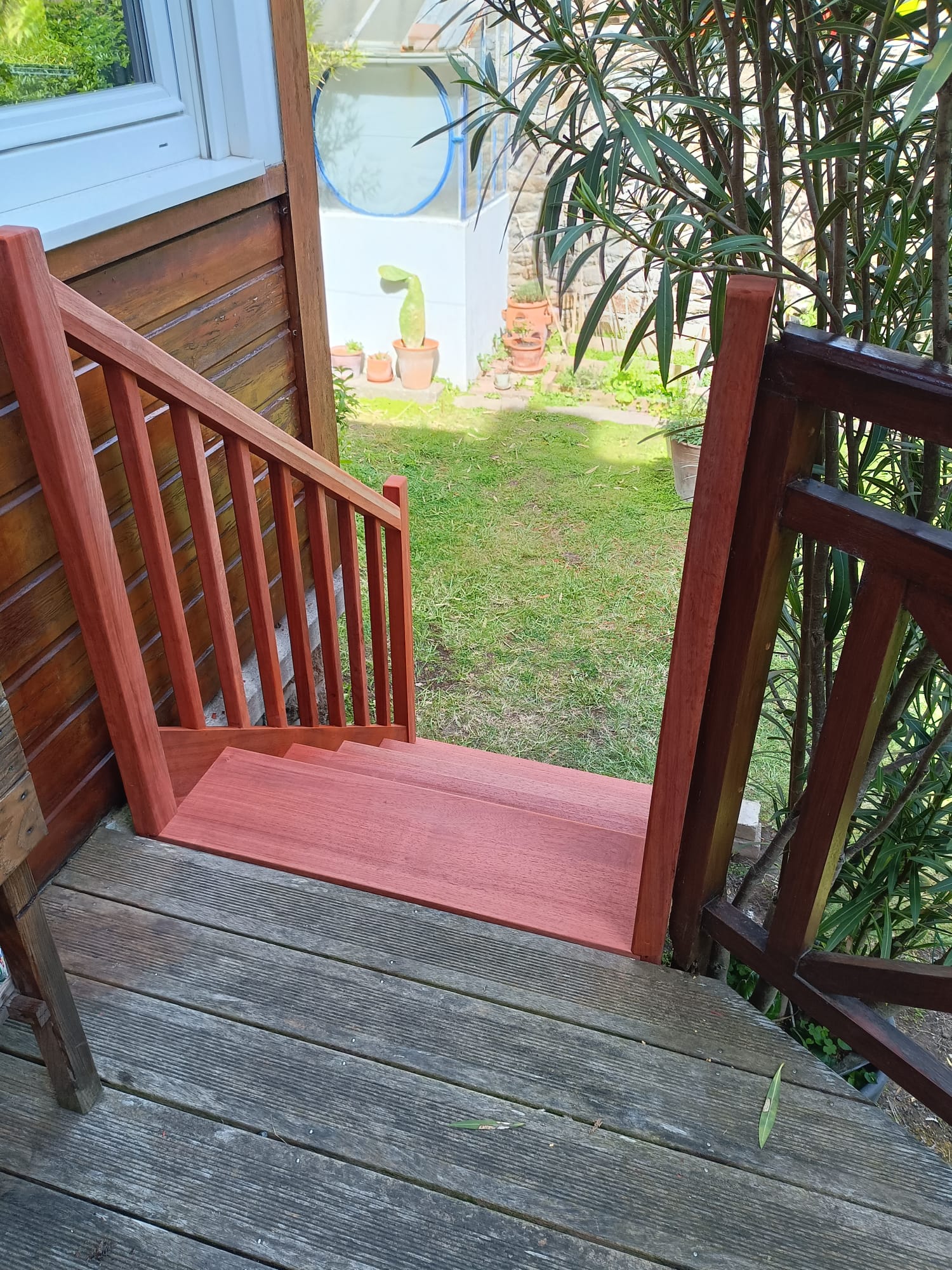 Fabrication en bois exotique d'un escalier de terrasse sur mesure à Saint-Malo. par Hugo Pauchard - HP Bois Menuiserie - Saint-Malo