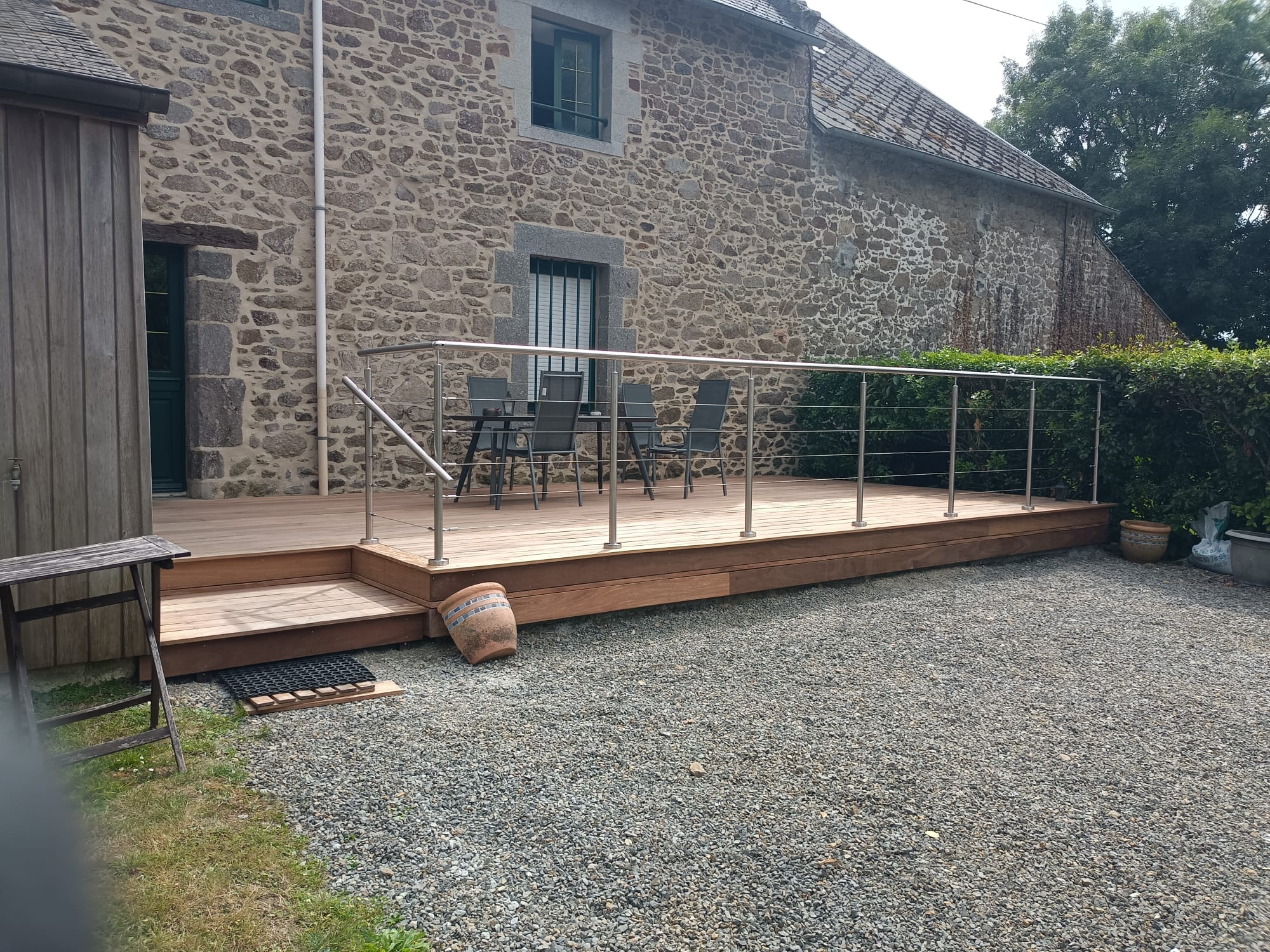 Fabrication et pose d'une terrasse en cumaru avec main courante en inox à La Gouesnière. par Hugo Pauchard - HP Bois Menuiserie - Saint-Malo