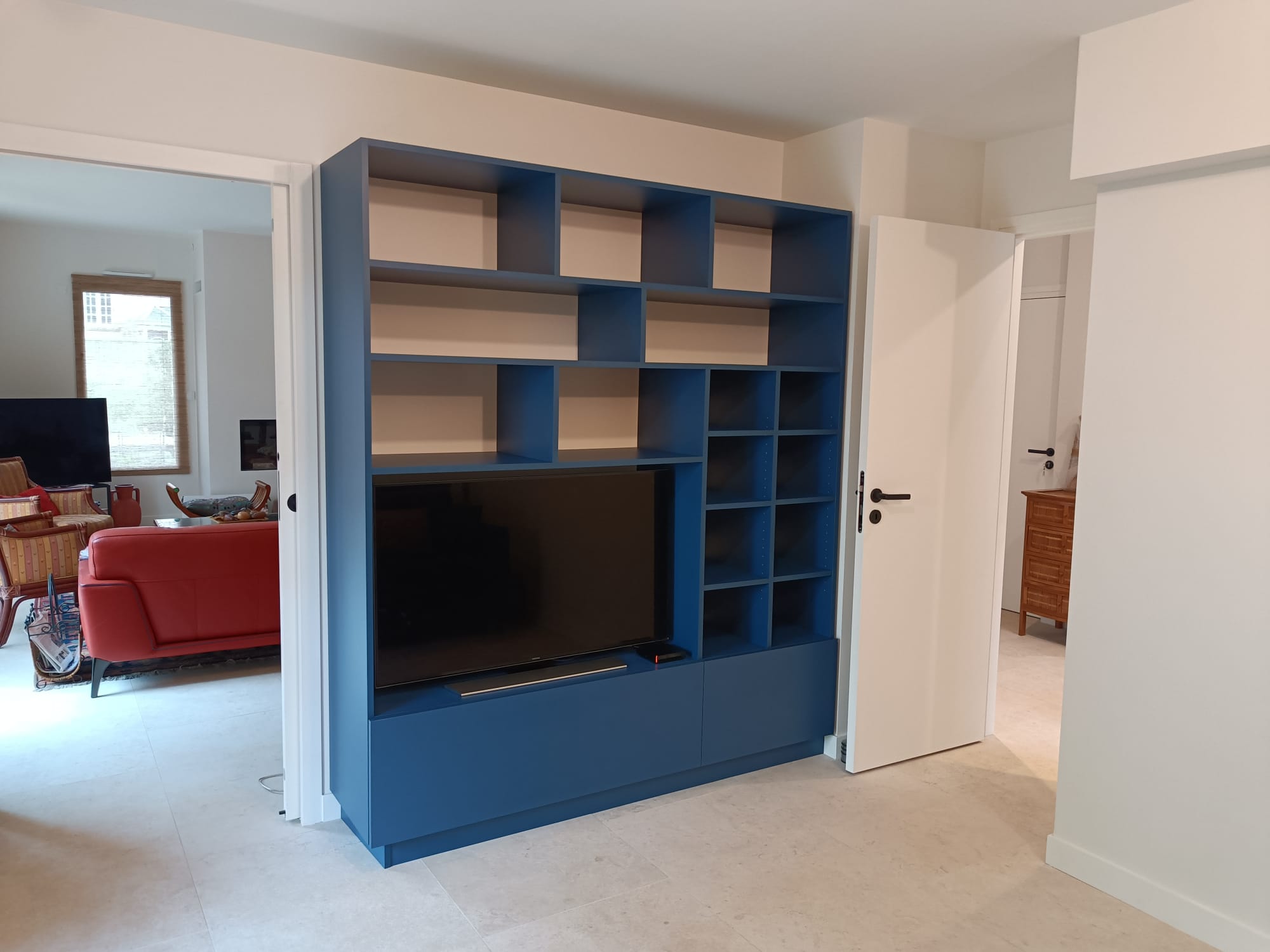 Création sur mesure à Saint-Malo d'un meuble TV / Bibliothèque en panneaux mélaminés bleus sur Saint-Malo. par Hugo Pauchard - HP Bois Menuiserie - Saint-Malo