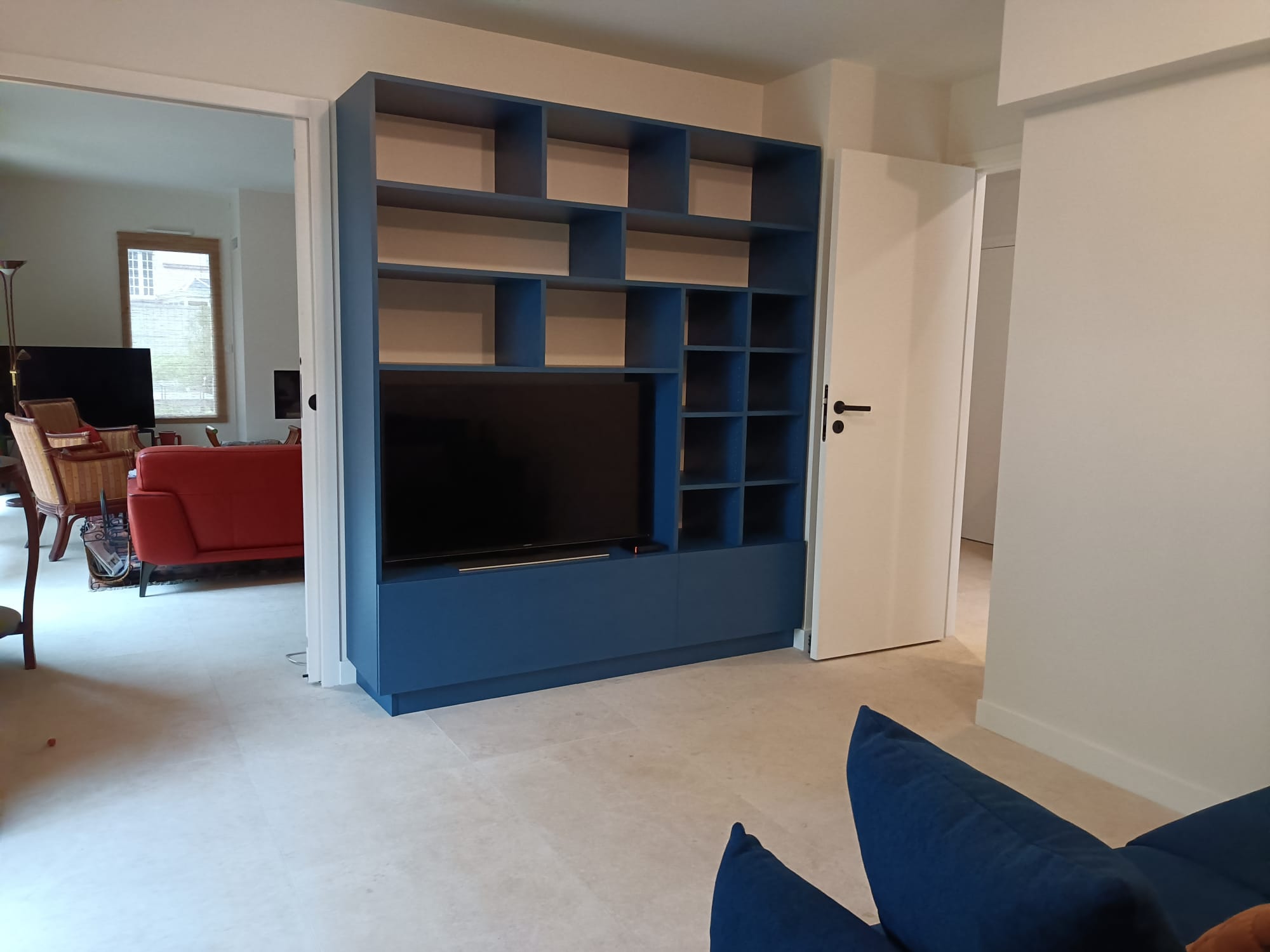 Création sur mesure à Saint-Malo d'un meuble TV / Bibliothèque en panneaux mélaminés bleus sur Saint-Malo. par Hugo Pauchard - HP Bois Menuiserie - Saint-Malo
