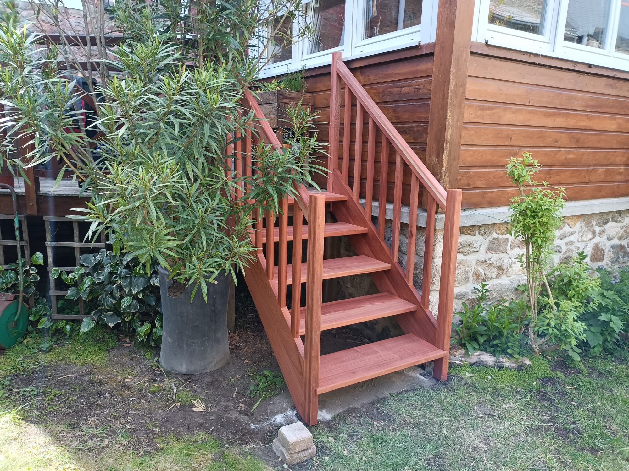 Fabrication en bois exotique d'un escalier de terrasse sur mesure à Saint-Malo. par Hugo Pauchard - HP Bois Menuiserie - Saint-Malo