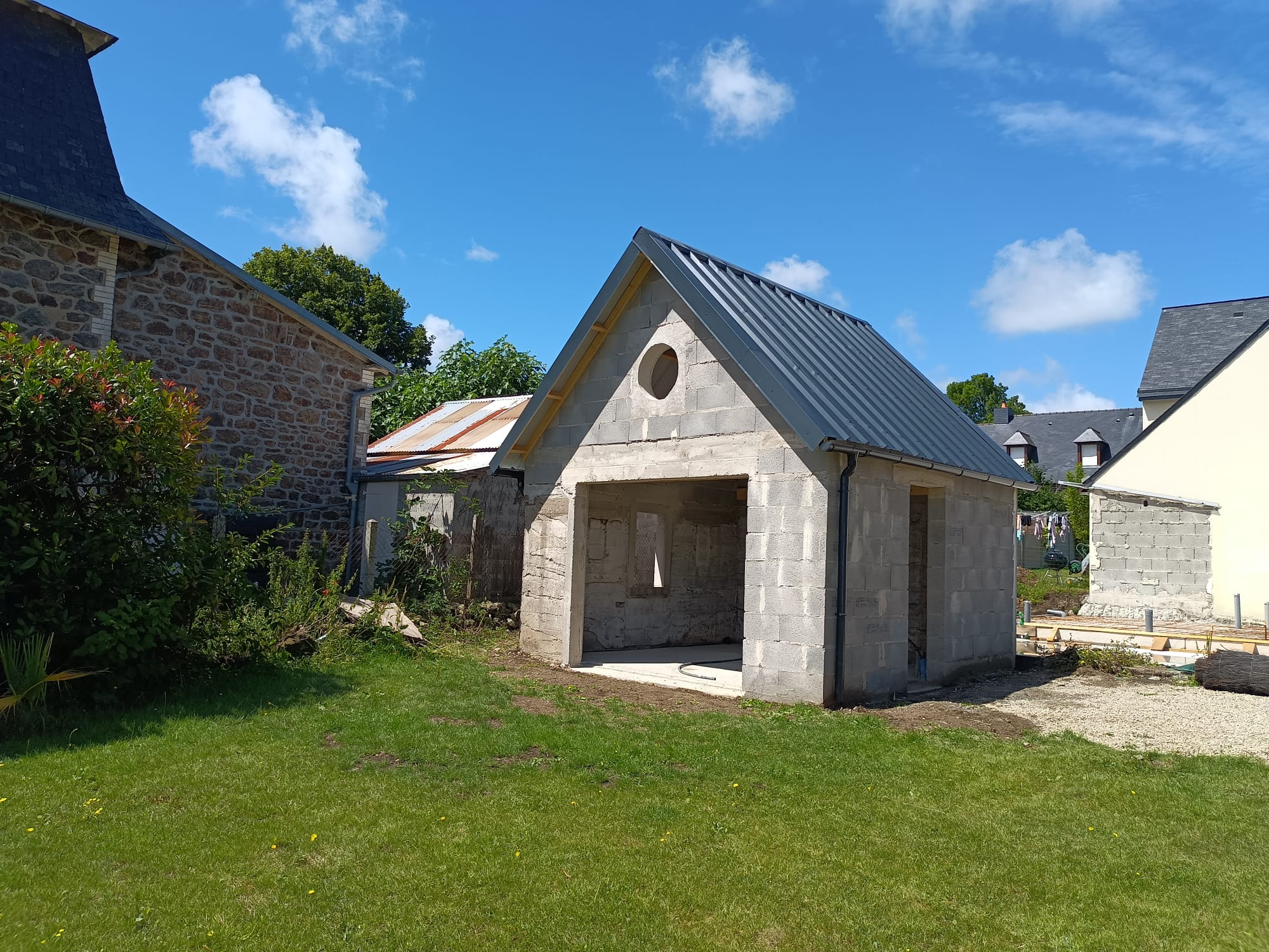Couverture en bacs aciers d'une dépendance à La Richardais. par Hugo Pauchard - HP Bois Menuiserie - Saint-Malo