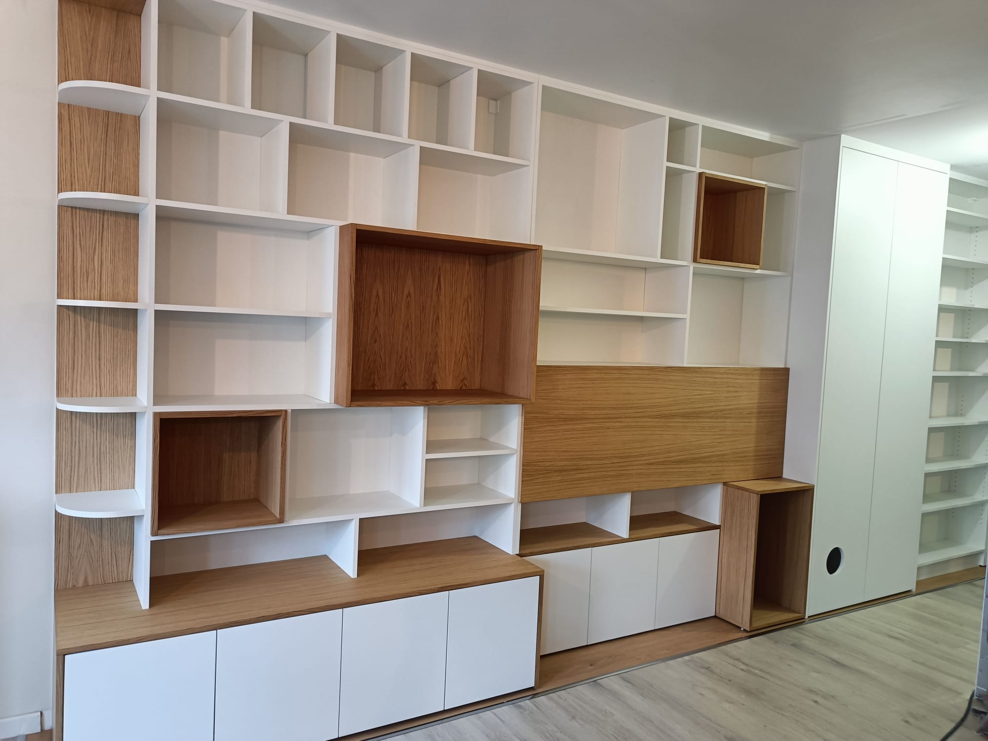 Réalisation d'une bibliothèque à proximité de Saint-Malo. par Hugo Pauchard - HP Bois Menuiserie - Saint-Malo