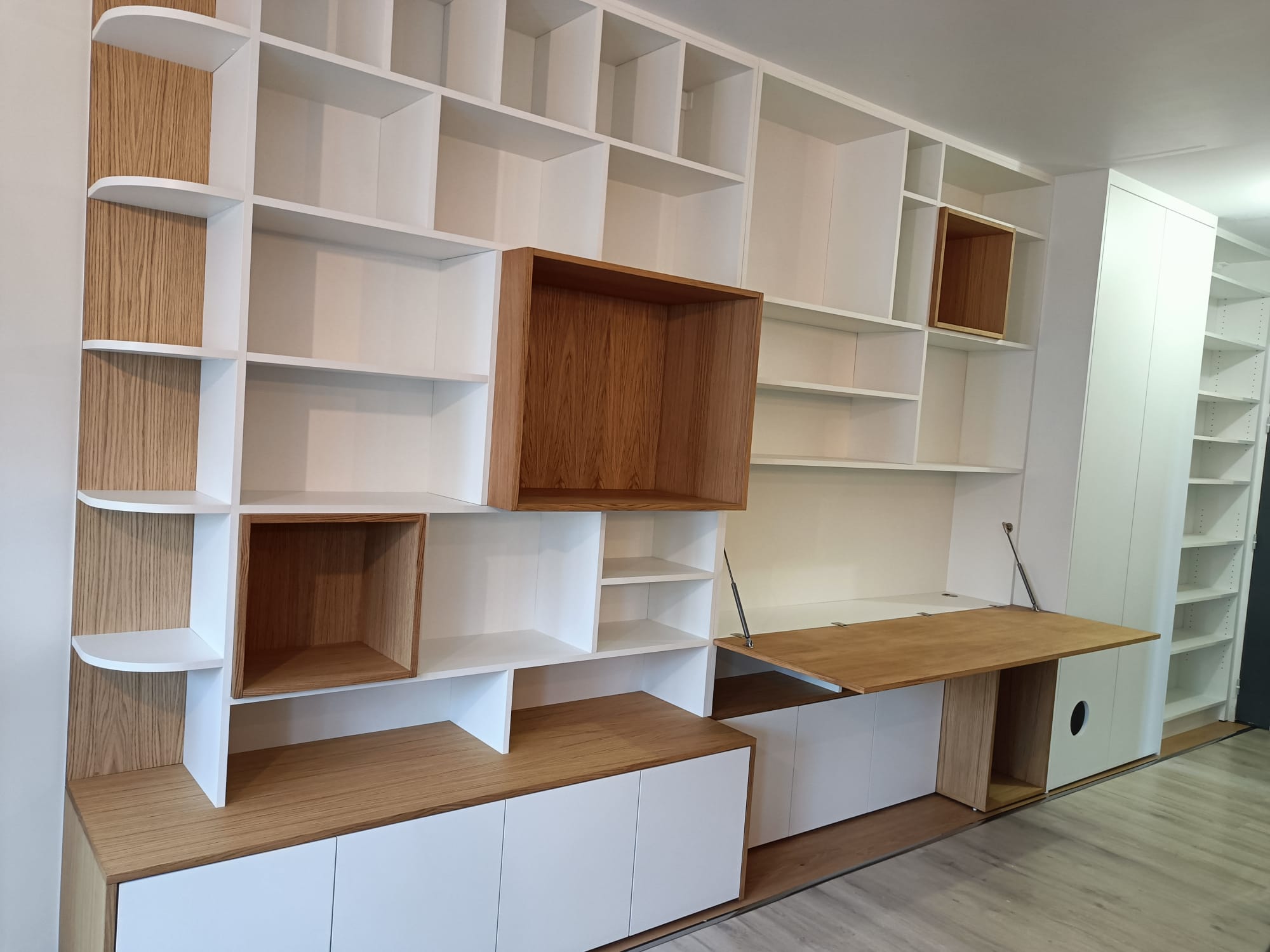 Réalisation d'une bibliothèque à proximité de Saint-Malo. par Hugo Pauchard - HP Bois Menuiserie - Saint-Malo