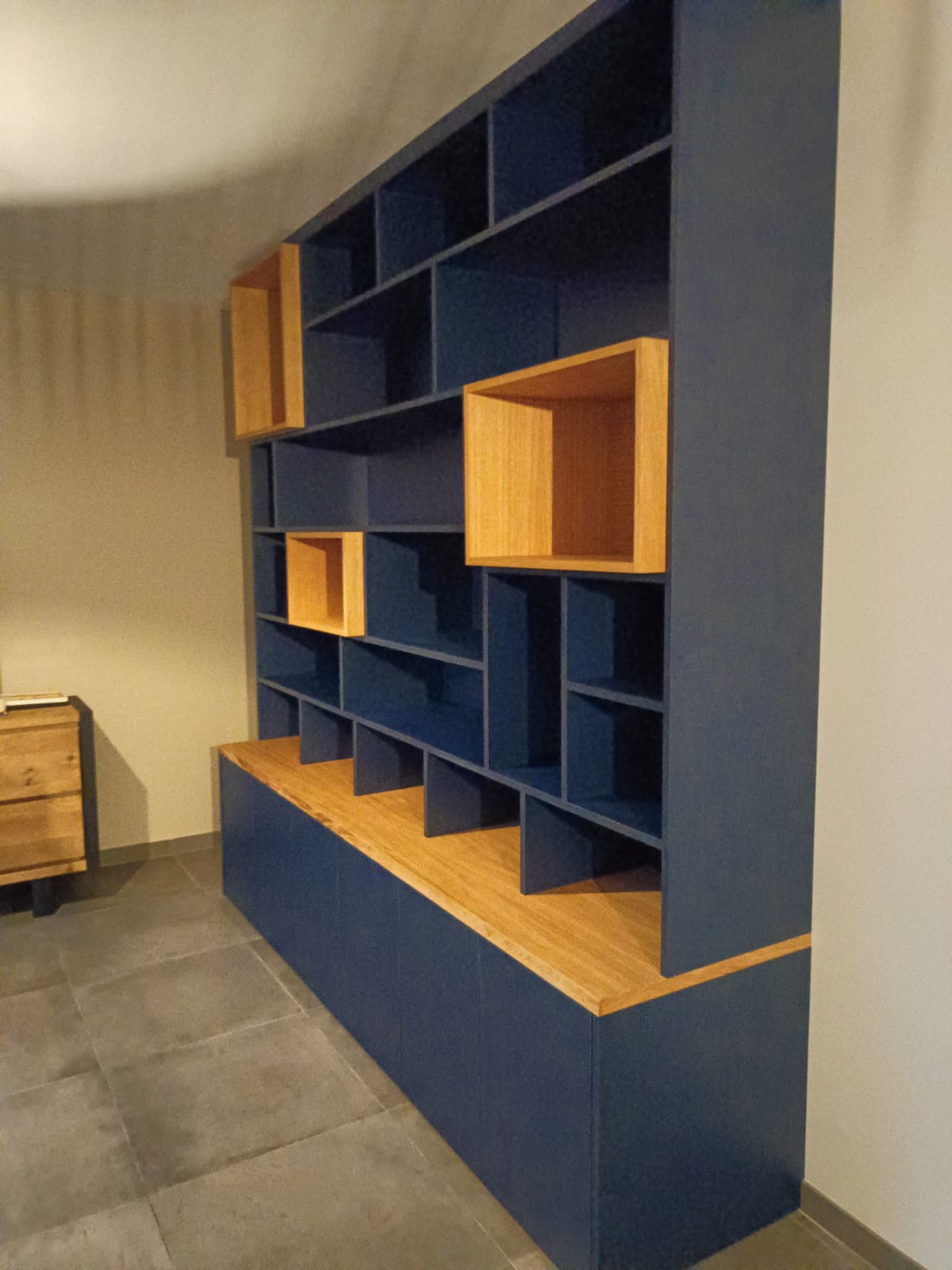 A Saint-Malo, réalisation d'une bibliothèque sur mesure par Hugo Pauchard - HP Bois Menuiserie - Saint-Malo