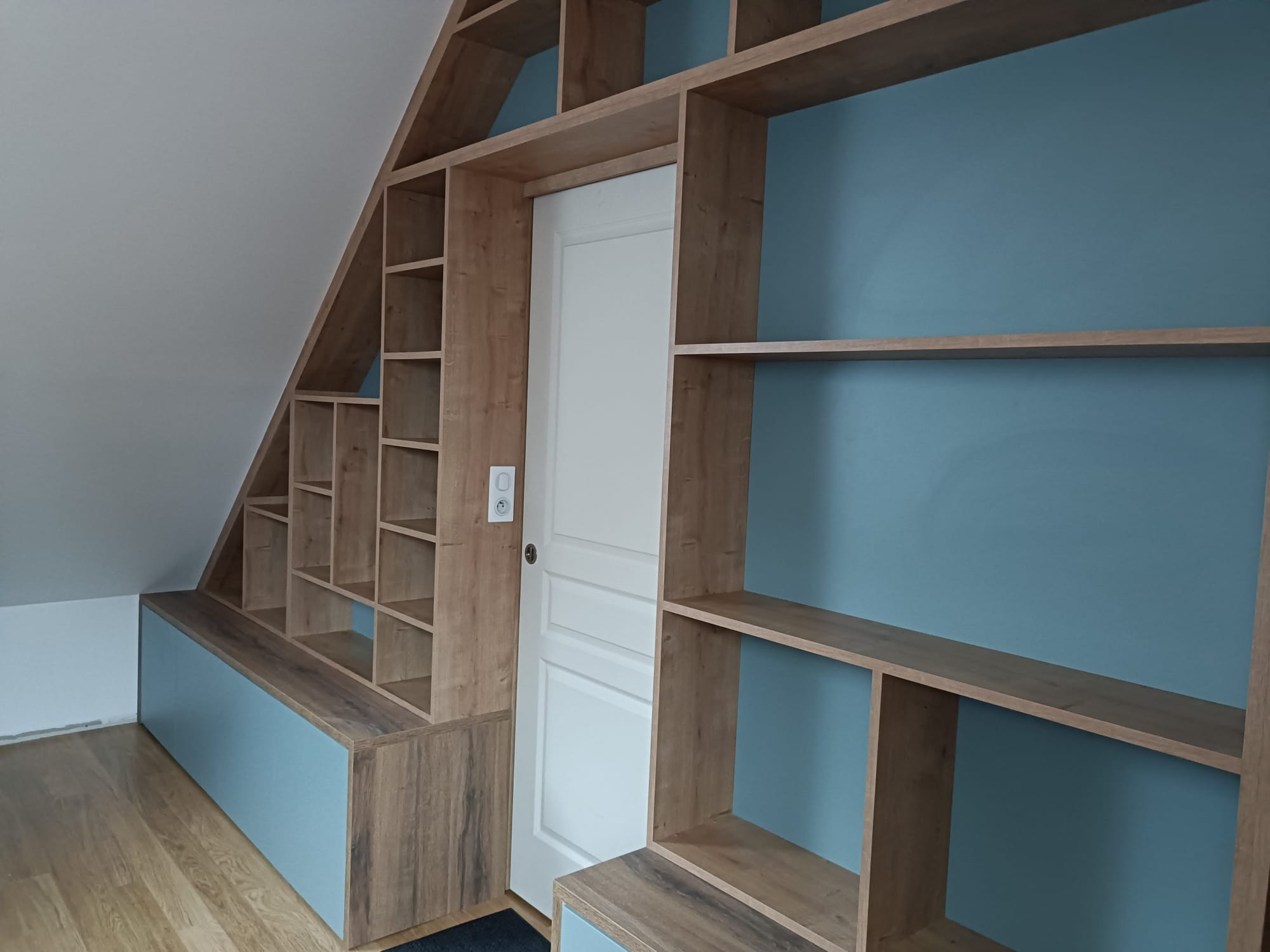 Bibliothèque sur mesure à Lancieux avec intégration d'une porte coulissante. par Hugo Pauchard - HP Bois Menuiserie - Saint-Malo