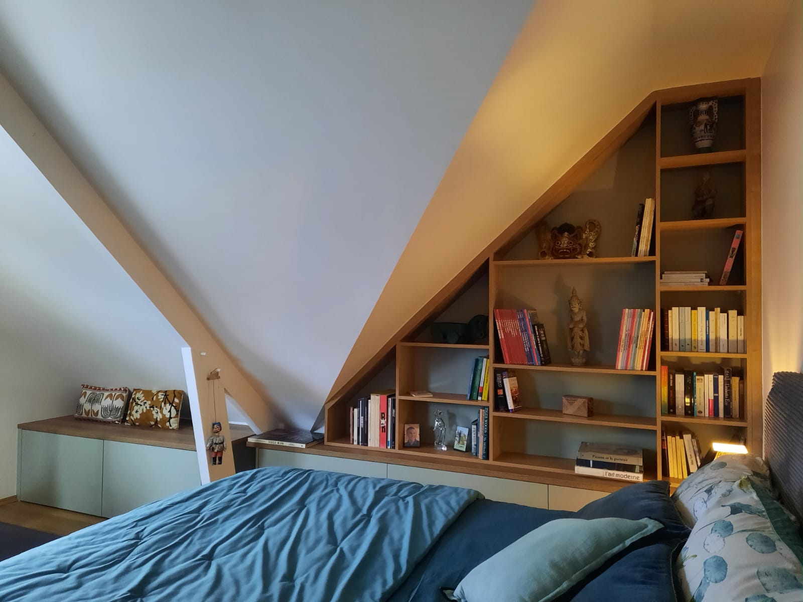 Réalisation sur mesure à Lancieux de meubles sous rampants. par Hugo Pauchard - HP Bois Menuiserie - Saint-Malo