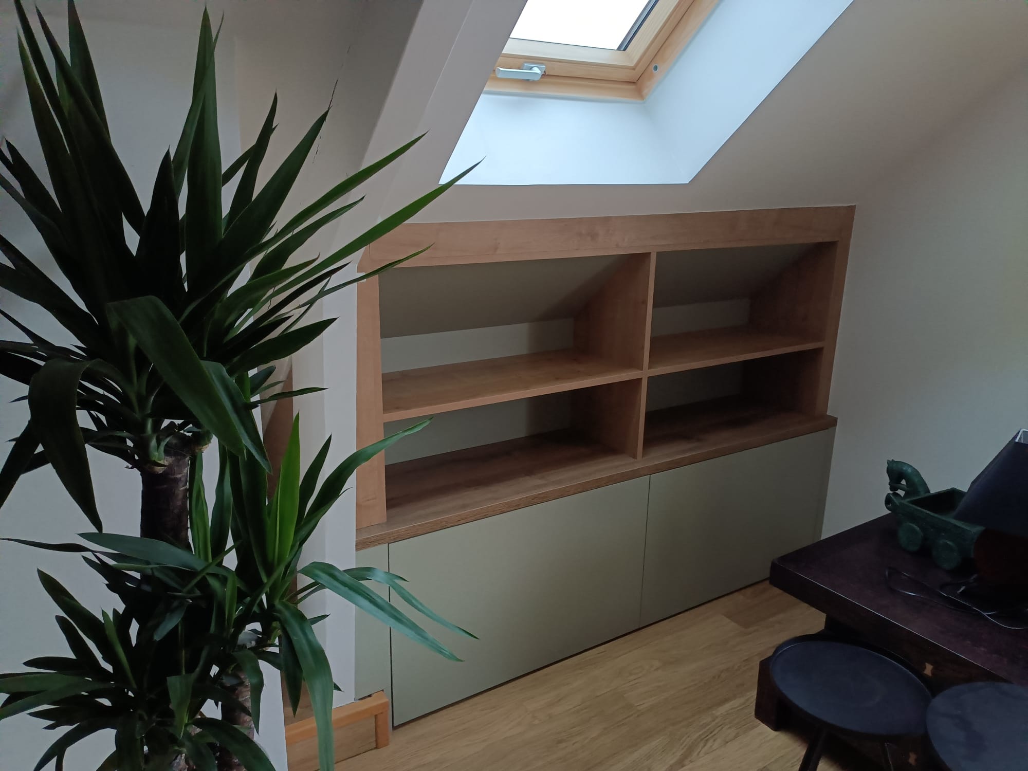 Réalisation sur mesure à Lancieux de meubles sous rampants. par Hugo Pauchard - HP Bois Menuiserie - Saint-Malo