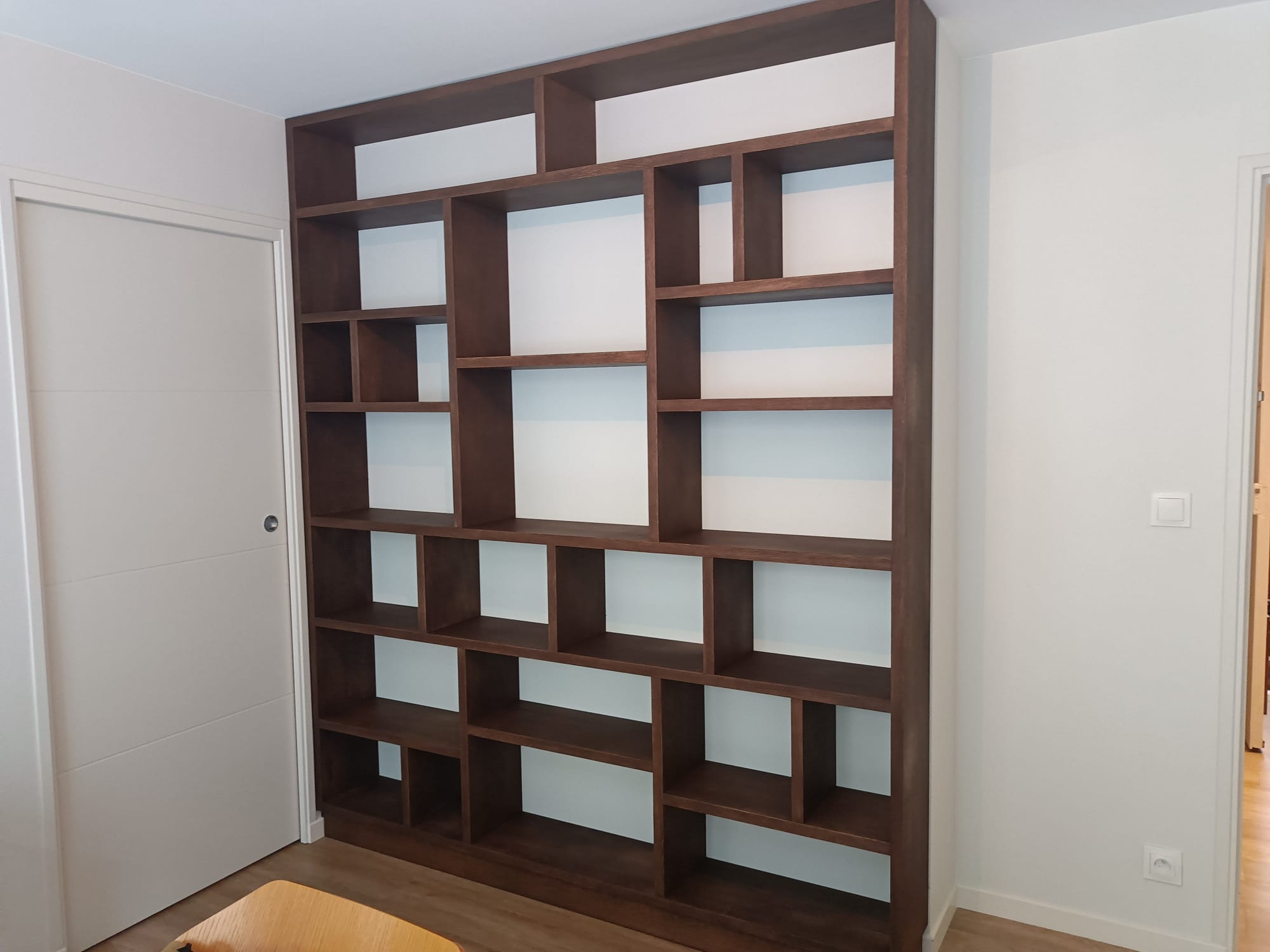 Fabrication sur mesure de bibliothèques à Saint-Malo, plaquage chêne. par Hugo Pauchard - HP Bois Menuiserie - Saint-Malo