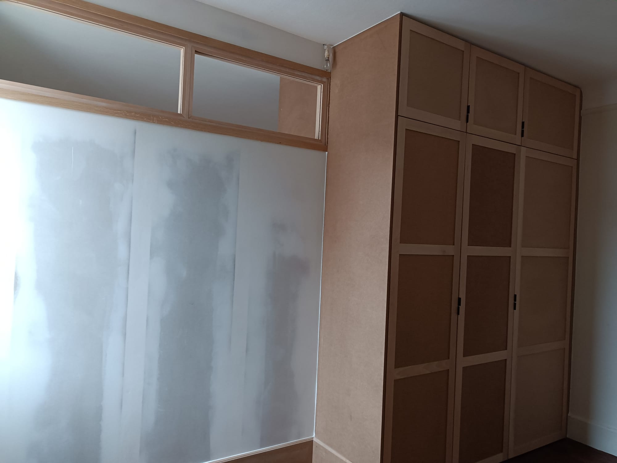 Dans un appartement à Saint-Servan : création de cloisons en BA13 avec fabrication et pose d'un imposte vitré. Réalisation de penderies : intérieur en mélaminé et de façades en hêtre massif et mdf destinés à être peints. par Hugo Pauchard - HP Bois Menuiserie - Saint-Malo