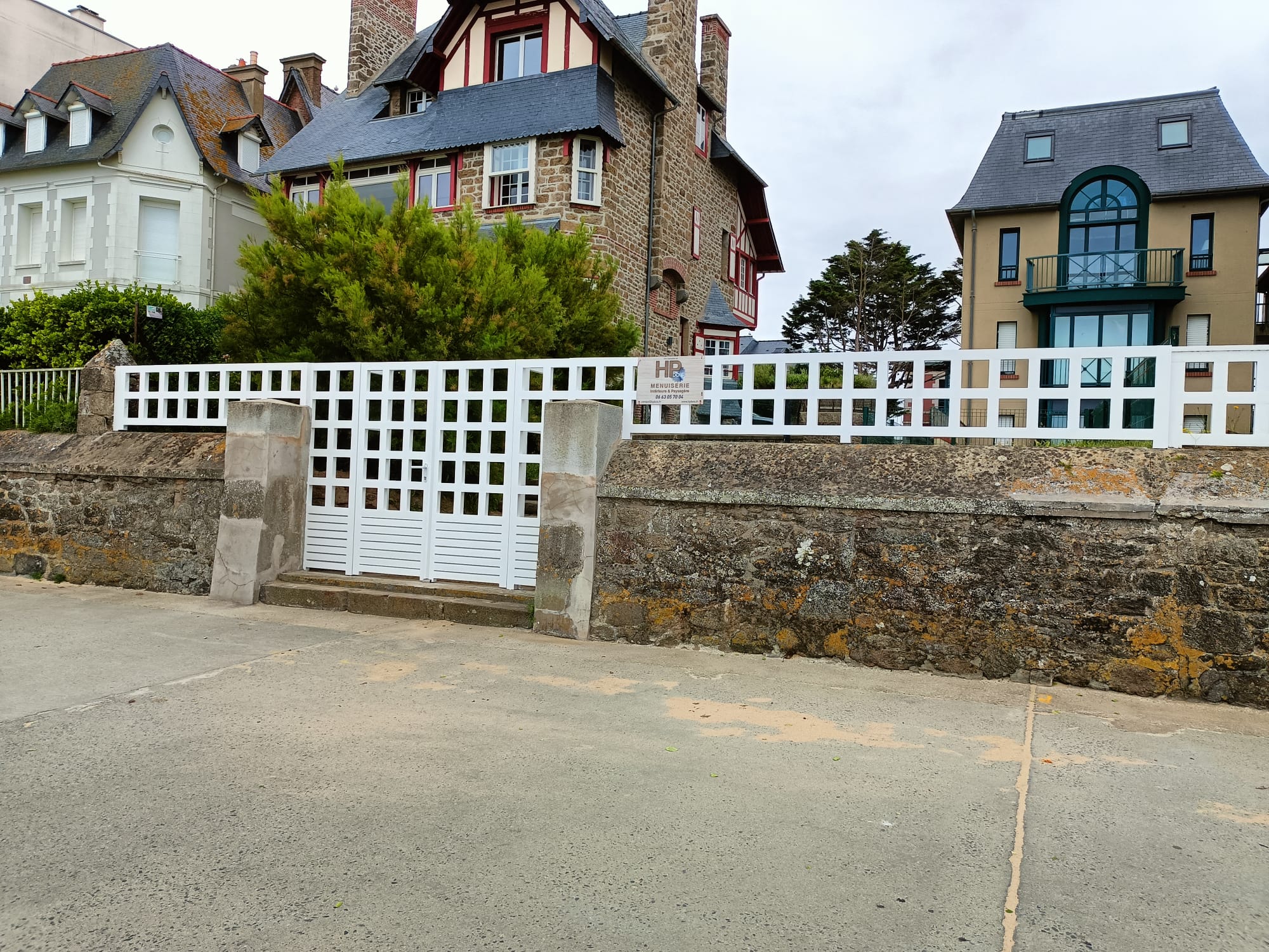 Réalisation d'une clôture et portail sur la digue du Sillon de Saint-Malo. Fabrication en bois exotique et mise en peinture par nos soins. par Hugo Pauchard - HP Bois Menuiserie - Saint-Malo