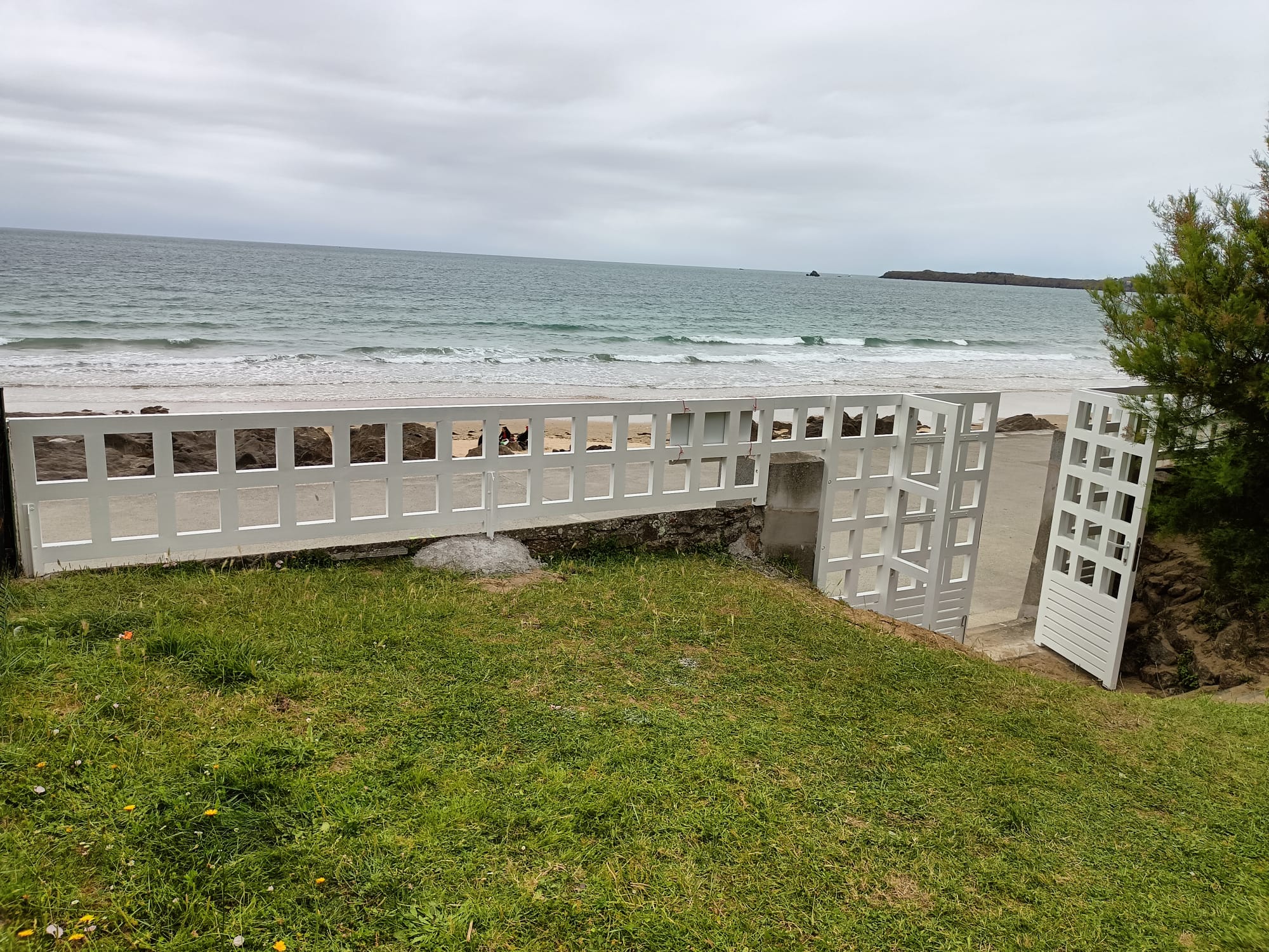 Réalisation d'une clôture et portail sur la digue du Sillon de Saint-Malo. Fabrication en bois exotique et mise en peinture par nos soins. par Hugo Pauchard - HP Bois Menuiserie - Saint-Malo